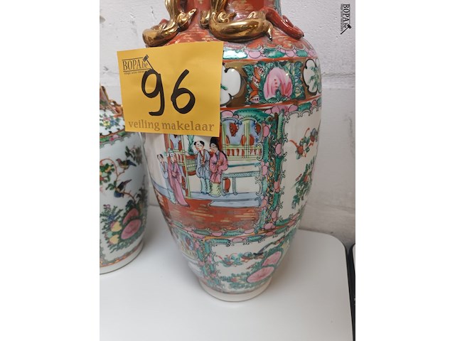 Lot 96 - chinese vazen. 2 stuks - afbeelding 4 van  5