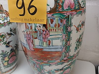 Lot 96 - chinese vazen. 2 stuks - afbeelding 4 van  5
