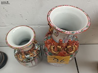 Lot 96 - chinese vazen. 2 stuks - afbeelding 5 van  5