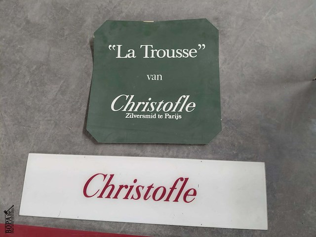 Lot 96 - diverse displaypanelen van luxe merken zilver smid christofl - afbeelding 3 van  5