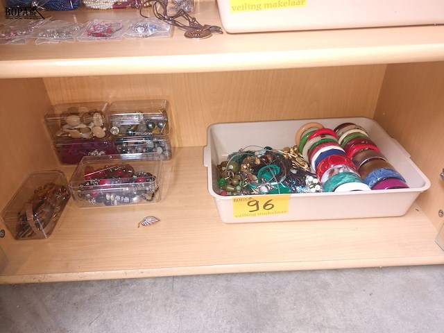 Lot 96 - fantasiejuwelen - afbeelding 1 van  3