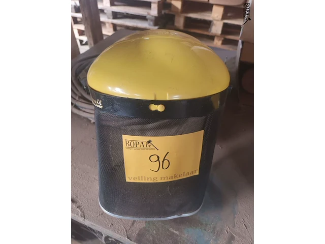 Lot 96 - gelaatsbeschermer met gaas - afbeelding 1 van  4