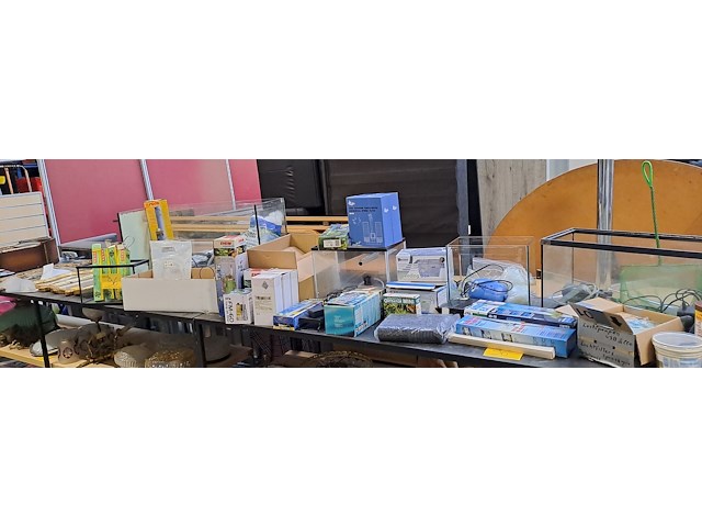 Lot 96 - groot lot aquarium materiaal - afbeelding 1 van  15