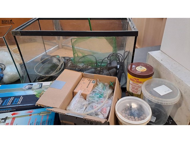 Lot 96 - groot lot aquarium materiaal - afbeelding 8 van  15