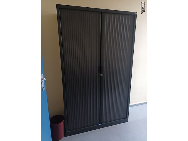 Lot 96 - hoge roldeurkast - afbeelding 1 van  3