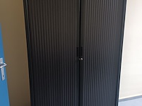 Lot 96 - hoge roldeurkast - afbeelding 1 van  3