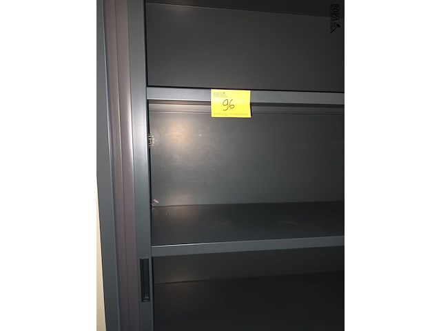 Lot 96 - hoge roldeurkast - afbeelding 2 van  3
