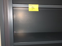 Lot 96 - hoge roldeurkast - afbeelding 2 van  3