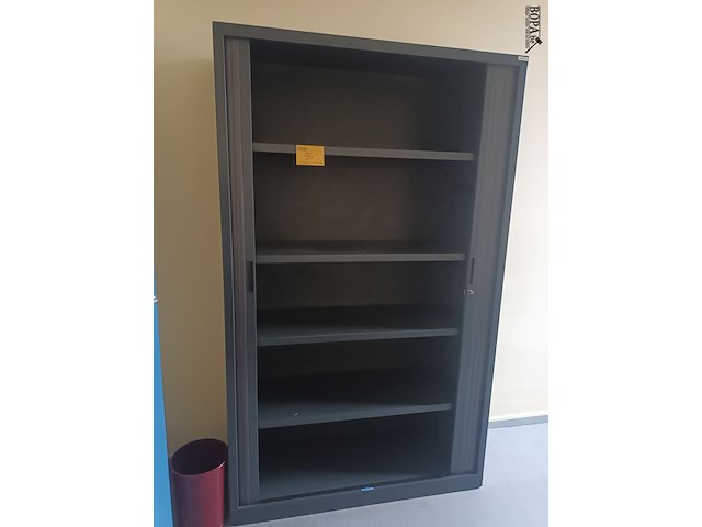 Lot 96 - hoge roldeurkast - afbeelding 3 van  3