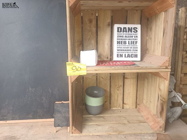 Lot 96 - krijtbord, houten kistjes en decoratie - afbeelding 1 van  4