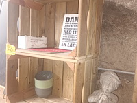 Lot 96 - krijtbord, houten kistjes en decoratie - afbeelding 2 van  4