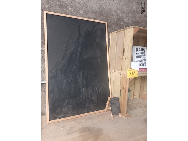 Lot 96 - krijtbord, houten kistjes en decoratie - afbeelding 3 van  4