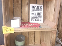 Lot 96 - krijtbord, houten kistjes en decoratie - afbeelding 4 van  4