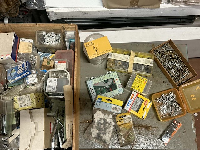 Lot 96 - lot vijzen, nagels, rondellen, pluggen, sloten, mesjes,… - afbeelding 1 van  3