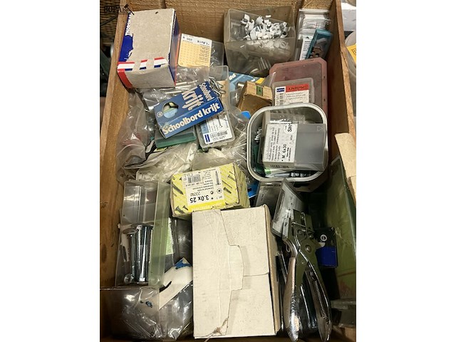 Lot 96 - lot vijzen, nagels, rondellen, pluggen, sloten, mesjes,… - afbeelding 2 van  3