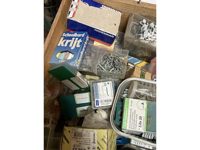 Lot 96 - lot vijzen, nagels, rondellen, pluggen, sloten, mesjes,… - afbeelding 3 van  3