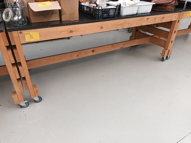 Lot 96 - mobiele houten werktafel - afbeelding 1 van  3