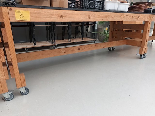 Lot 96 - mobiele houten werktafel - afbeelding 2 van  3