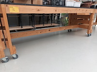 Lot 96 - mobiele houten werktafel - afbeelding 2 van  3