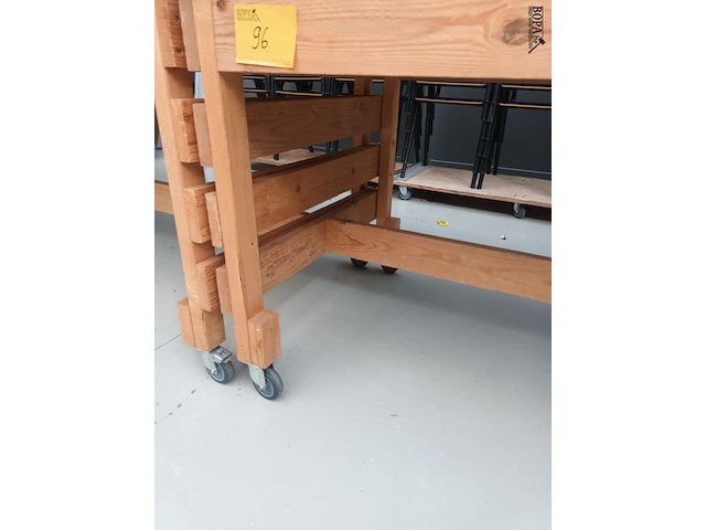 Lot 96 - mobiele houten werktafel - afbeelding 3 van  3