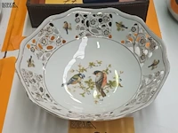 Lot 96 - porseleinen schaal victoria