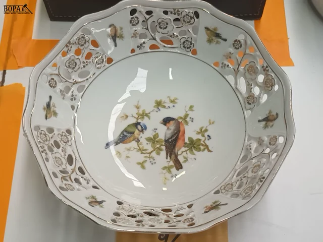 Lot 96 - porseleinen schaal victoria - afbeelding 3 van  6