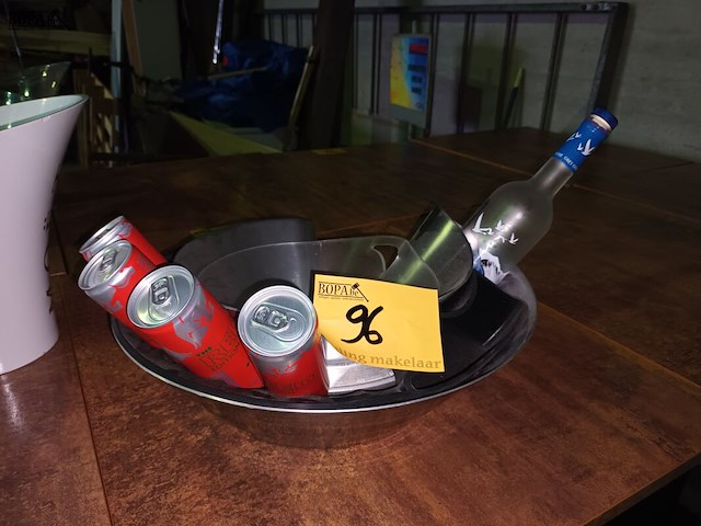 Lot 96 - presenteerschaal voor vodka redd bull - afbeelding 1 van  3