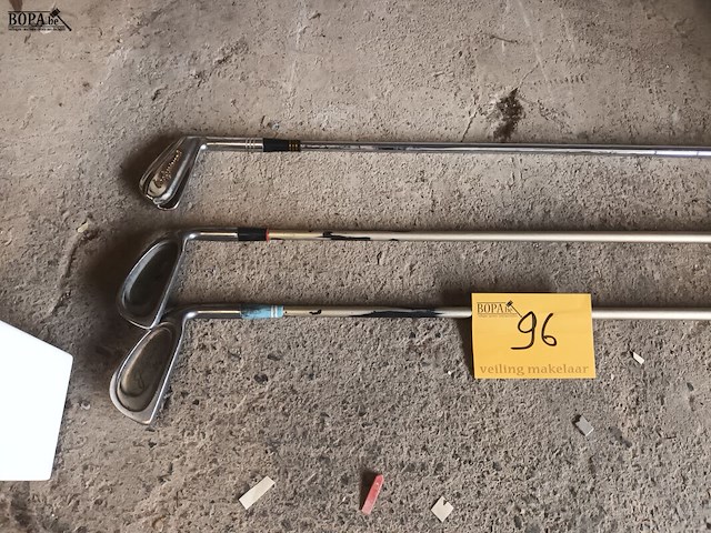Lot 96 - vintage golf clubs. 3 stuks - afbeelding 1 van  4