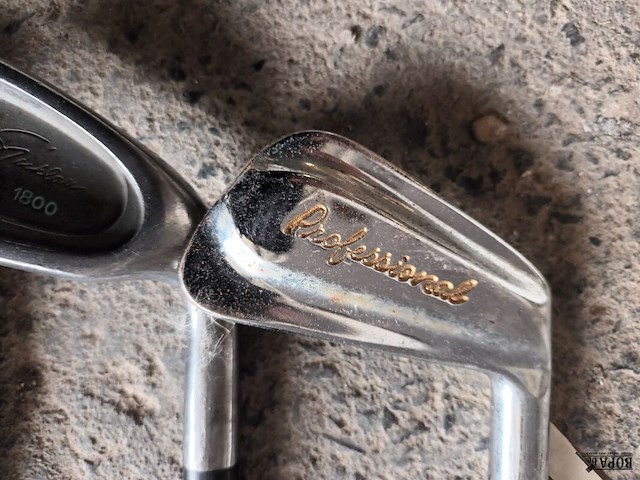 Lot 96 - vintage golf clubs. 3 stuks - afbeelding 3 van  4
