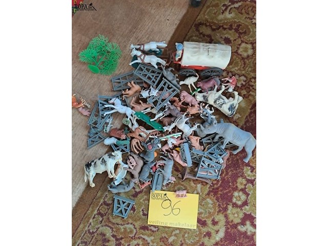 Lot 96 - vintage kinderspeelgoed: plastiek dieren - afbeelding 1 van  3