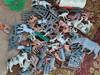 Lot 96 - vintage kinderspeelgoed: plastiek dieren - afbeelding 1 van  3