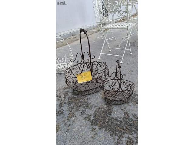 Lot 96 - vintage landelijke metalen draadmanden met booghandgreep - 2 - afbeelding 1 van  3