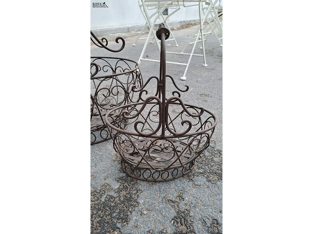 Lot 96 - vintage landelijke metalen draadmanden met booghandgreep - 2 - afbeelding 2 van  3