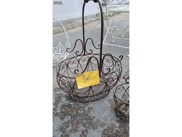 Lot 96 - vintage landelijke metalen draadmanden met booghandgreep - 2 - afbeelding 3 van  3