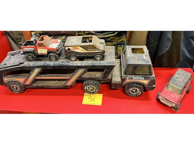 Lot 96 - vintage metalen tonka autotransporter - afbeelding 1 van  4