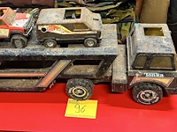 Lot 96 - vintage metalen tonka autotransporter