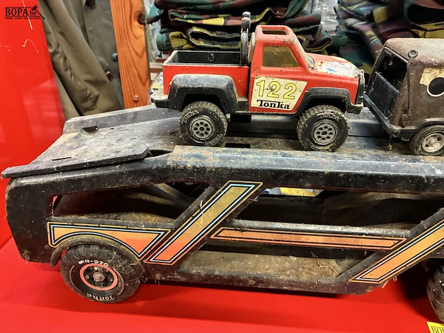 Lot 96 - vintage metalen tonka autotransporter - afbeelding 4 van  4