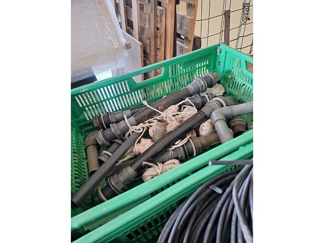 Lot 96 - werkmateriaal. 7 bakken - afbeelding 2 van  7