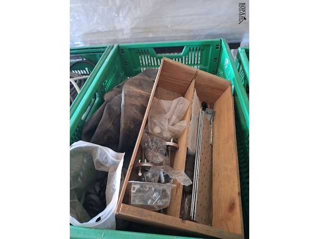Lot 96 - werkmateriaal. 7 bakken - afbeelding 3 van  7