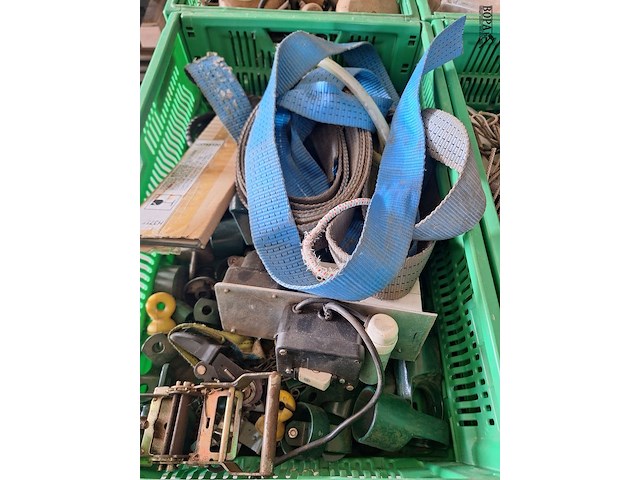 Lot 96 - werkmateriaal. 7 bakken - afbeelding 5 van  7