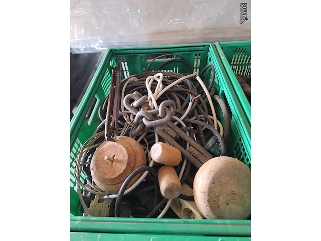 Lot 96 - werkmateriaal. 7 bakken - afbeelding 6 van  7