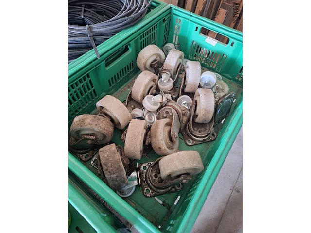 Lot 96 - werkmateriaal. 7 bakken - afbeelding 7 van  7
