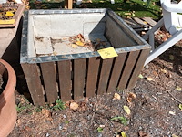 Lot 96 - zinken bloembak - afbeelding 2 van  3