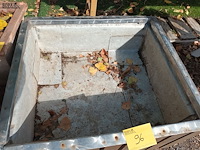 Lot 96 - zinken bloembak - afbeelding 3 van  3