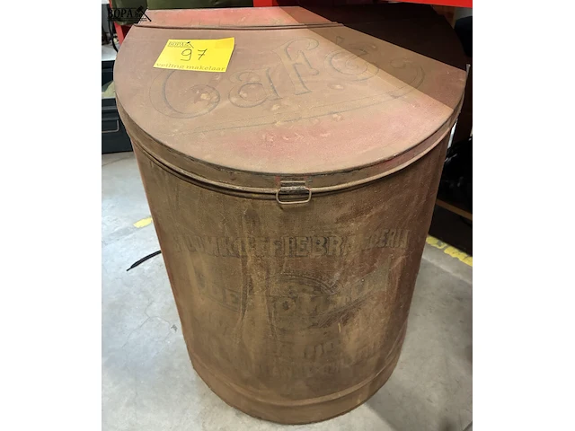 Lot 97 - antiek grote metalen opslagton - afbeelding 1 van  2