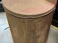 Lot 97 - antiek grote metalen opslagton