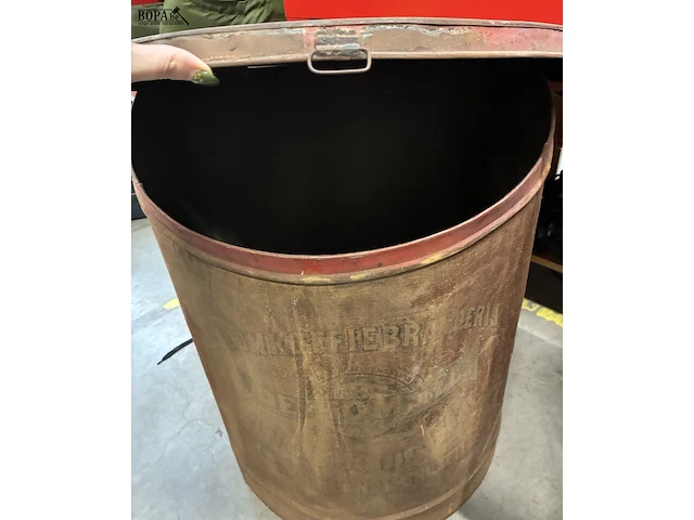 Lot 97 - antiek grote metalen opslagton - afbeelding 2 van  2
