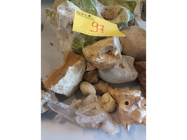 Lot 97 - bergkristal, schelpen en stenen. 15 stuks - afbeelding 3 van  3