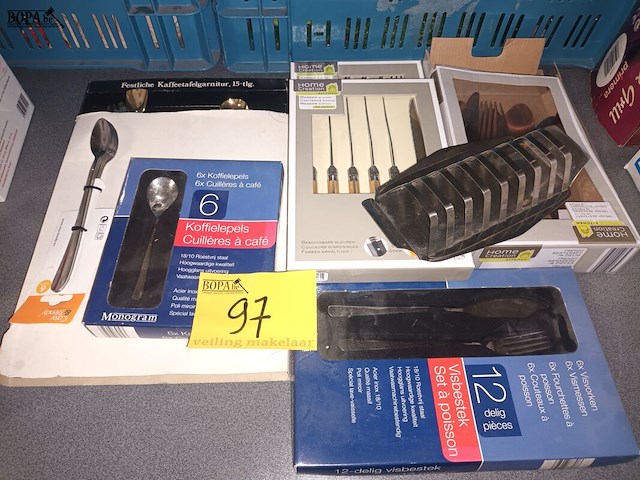 Lot 97 - besteksets en toastrekje. 7 stuks - afbeelding 1 van  4