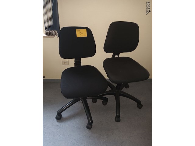 Lot 97 - bureaustoel. 2 stuks - afbeelding 1 van  2